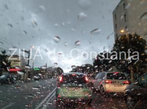Fotoreportaj Municipiul Constanța, răcorit de o ploaie tropicală. S-a întunecat brusc 