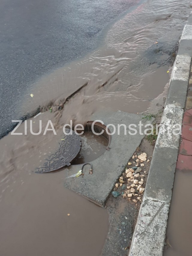 a plouat torential in tuzla au fost inundate drumurile din localitatea constanteana imagini din noua