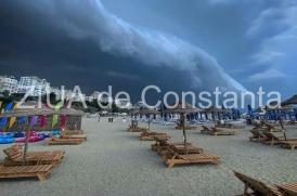 Imaginea zilei Prologul unei furtuni pe plaja din Constanța