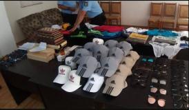 Depistați de jandarmi în timp ce comercializau produse „de firmă” pe plaja din Eforie (galerie foto) 