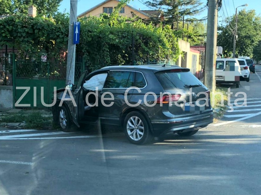 doua masini implicate intr un accident aproape de scoala de maistri militari in constanta galerie foto