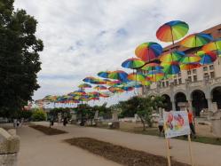 Fotoreportaj Noua zonă preferată pentru selfie-uri din Constanța – Umbrelele colorate din Piața Ovidiu