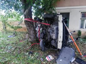 Imaginile zilei vin din Mureș. Mașină legată de pom să nu cadă peste casă. Accident cum nu prea vedem (galerie foto)  