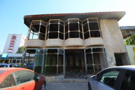 O clădire abandonată și insalubră din zona pieței agroalimentare din cartierul KM 4-5 va fi demolată (galerie foto)