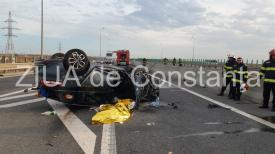 Accident rutier grav, la Valu lui Traian, la ieșire de pe autostradă. Un autoturism s-a răsturnat. Un om a murit (galerie foto+video)               