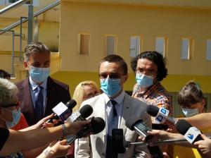 UPDATE. Declarații prefect și inspector general Pereții de plexiglas vor fi suportați din bugetele școlilor și folosiți în clasele care nu asigură distanțarea de 1 metru (video) 