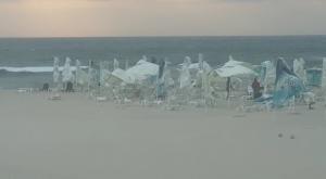 E cod galben pe litoral Vântul se manifestă cu putere și pe plaja de la Eforie Nord (galerie foto + video)