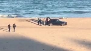 Mașină, surprinsă pe o plajă din Constanța. Polițiștii au dat dovadă de umanitate (video)