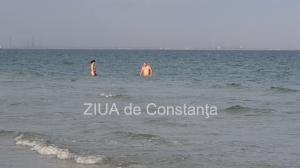 Octombrie, pe Plaja Mamaia. Băi de soare și în mare, în așteptarea „orei de iarnă“ (galerie foto și video)