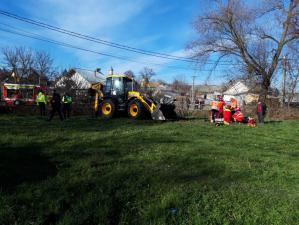 Județul Suceava Accident rutier grav. Un bărbat a murit după ce a căzut cu mașina pe cupolă într-un pârâu 