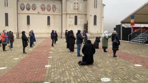 Liturghia de duminică, la Peștera Sf. Apostol Andrei. Ce măsuri sunt luate pentru protecția enoriașilor 