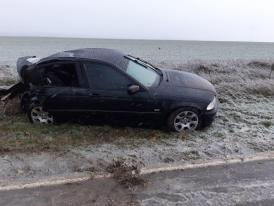 Județul Tulcea O mașină a intrat într-un copac. Pasager, rănit      