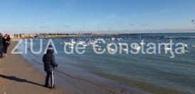 În a doua zi din an Constănțenii au ieșit la plimbare pe faleza Cazinoului sau pe plajă (fotoreportaj)   