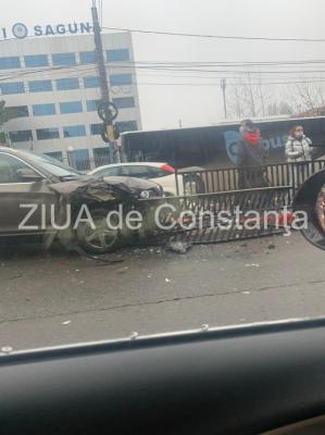 Constanța Accident rutier în zona Universității Șaguna. Două mașini avariate, una înfiptă în scuar       