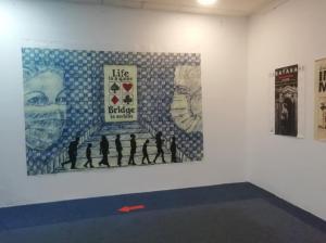 Pe simezele Art Gallery  Doi universitari se întâlnesc într-o inedită expoziție de artă vizuală – POSTER DESIGN (video)
