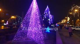 Parcul de la Casa de Cultură Constanța, iluminat festiv de o firmă privată 
