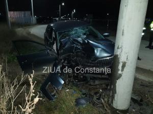 O mașină a intrat într-un stâlp, sub podul de la Agigea   