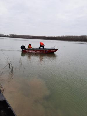 Intervenție pe Dunăre Doi bărbați aflați într-o barcă s-au răsturnat. Unul dintre ei este dat dispărut   