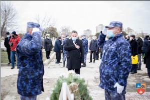 În amintirea celor care și-au dat viața pentru libertate Președintele CJ, Mihai Lupu a depus o coroană de flori, la Cimitirul Eroilor Revoluției 