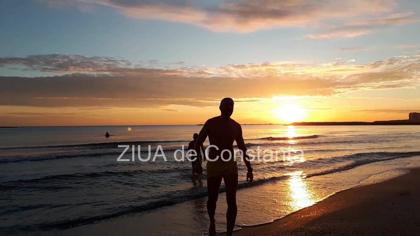 constanta baie in mare la rasarit pe 1 ianuarie video 736812