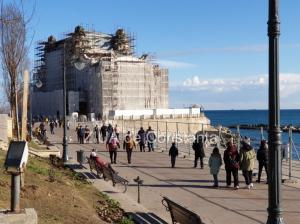 Aglomerație pe faleza Cazinoului din Constanța, în ultima zi de carantină