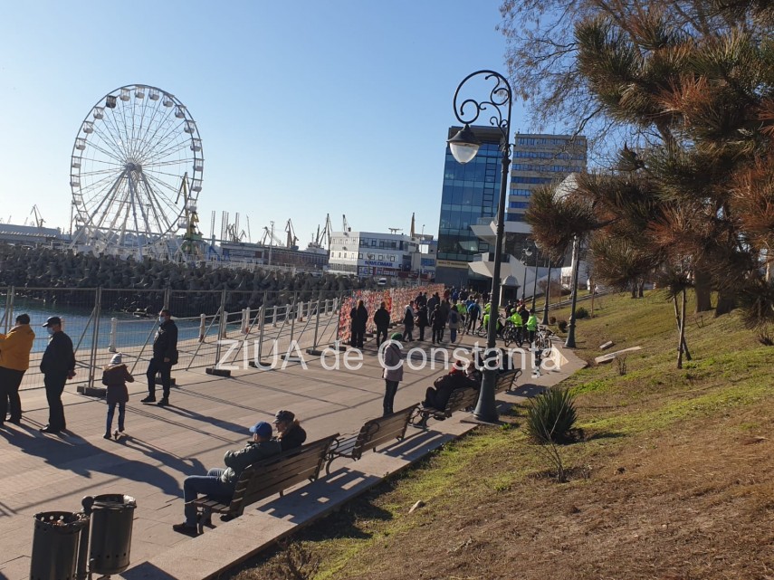 aglomeratie pe faleza cazinoului din constanta in ultima zi de carantina 736815