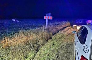 Accident rutier grav în județul Ialomița. Un mort și patru răniți printre care și tânăra șoferiță. Mașina s-a răsturnat pe câmp (galerie foto)  