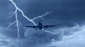 Avion cu zeci de români la bord, lovit de fulger