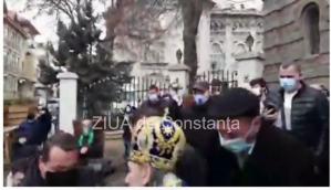 Momentul în care ÎPS Teodosie este ajutat de enoriași să se ridice. Alunecase pe scări