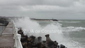 VIDEO Valuri uriașe, la malul mării. Traficul navelor, suspendat