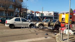 UPDATE. Oficial de la IPJ Două mașini s-au ciocnit violent pe bulevardul Mamaia