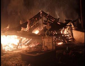 Incendiu la o biserică de rit vechi din județul Suceava. Lăcașul de cult a ars din temelii. Imagini emoționante