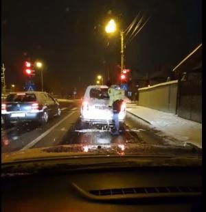 Poliția din Sibiu e cea mai tare! După bătaia cu bulgări de zăpadă a urmat alta. Mai haioasă (video)  