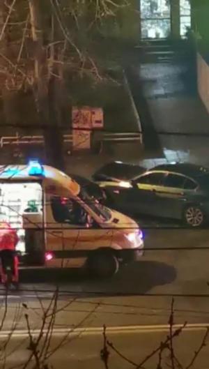 VIDEO Un tânăr a intrat cu BMW-ul într-un copac, pe bulevardul A. Lăpușneanu din Constanța