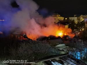 Explozie, urmată de incendiu, la Techirghiol. Au ars șapte căsuțe (galerie foto+video)       