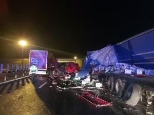 Accident rutier pe Autostrada A1. Două tiruri cu marfă s-au făcut praf (galerie foto)