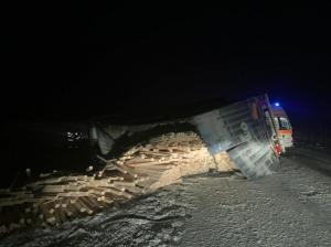 FOTO Șofer rănit după ce s-a răsturnat cu autocamionul, pe DN21A, la  Țăndărei  