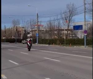 Călare pe motoare Un motociclist a făcut furori la intrare în Mamaia. Câteva sute de metri pe o roată (galerie foto + video)     