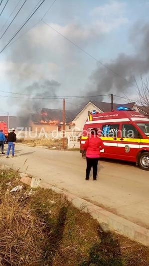 VIDEO Incendiu puternic la Năvodari! Arde o casă     