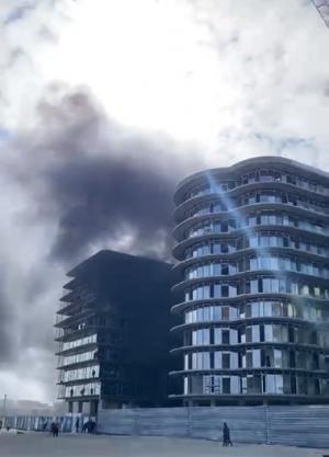 Arde un bloc în construcție, în Mamaia, la Hanul Piraților! Cui aparține   