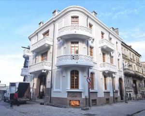 Constănțeanul supărat. Între bun simț și nesimțire. O clădire din Peninsulă proaspăt restaurată, mâzgălita cu spray-ul