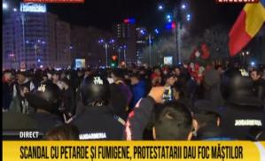 Scandal cu petarde și fumigene la protestul de la București