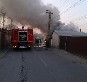 Incendiu în municipiul Tulcea. Octogenar salvat de pompieri. A fost pericol de extindere (galerie foto)