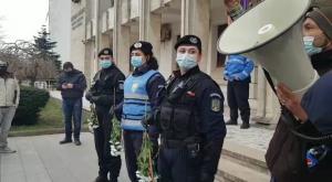 Proteste la Constanța, cu gesturi galante, flori și rugăciuni!