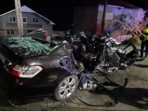 Accident rutier grav în județul Olt. Un tânăr a murit, altul se zbate între viață și moarte. Mașina este distrusă (galerie foto)   