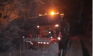 Accident mai puțin obișnuit pe șoselele României. Cisternă cu oxigen, pentru spitalul din Ploiești, blocată din cauza ninsorii    