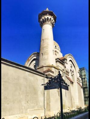 „Este noaptea care încununează Luna Sfântă Ramazan, Luna a Postului, lună a binecuvântării și a curățării sufletești și trupești” 