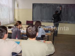 Sondaj de opinie Credeți că în următoarele două săptămâni se vor redeschide școlile la capacitate maximă? 