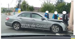 Accident rutier la Valu lui Traian. Două auto implicate. Unul a lovit un gard
