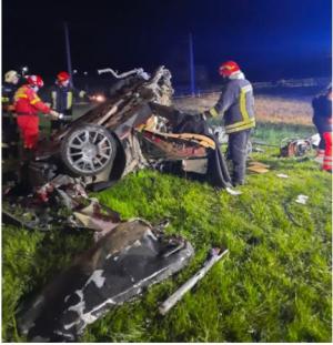 Accident groaznic, în această noapte, în județul Suceava. Trei tineri decedați pe loc. Mașina distrusă (galerie foto)  